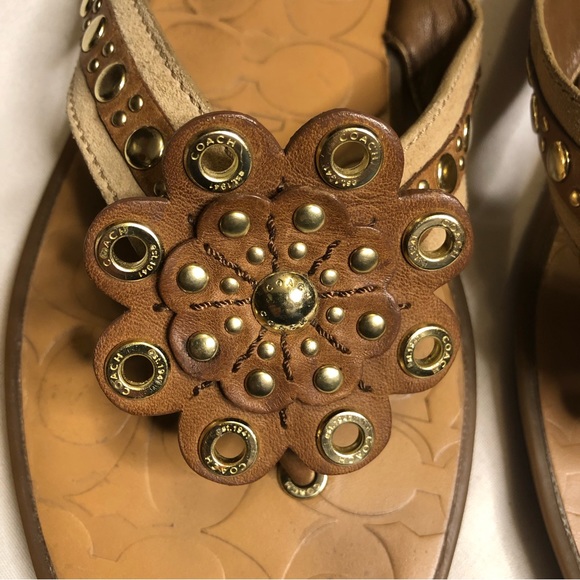 Coach Kelby flower 🌸 hardware , latte leather flip flop sandals - Picture 3 of 9